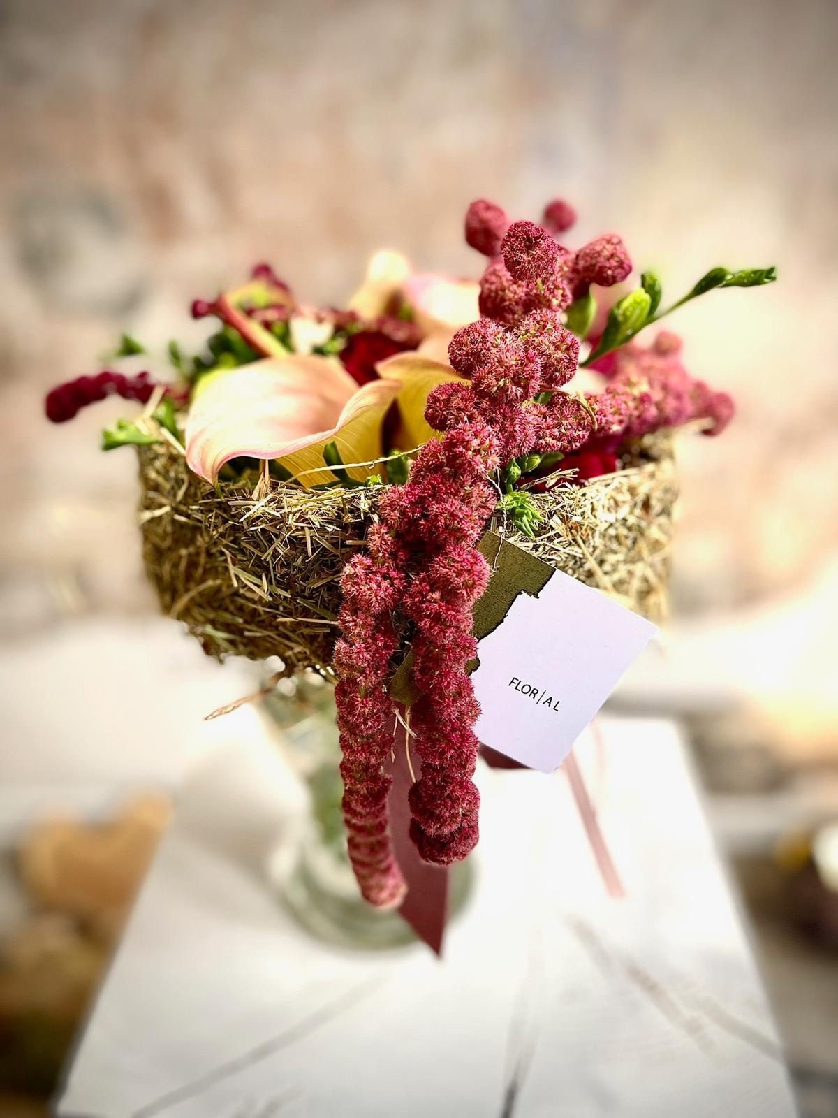 Nido di fieno con calle rosa e amaranto rosso a cascata, con cartoncino FLOR A L