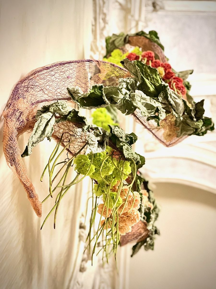 Installazione floreale su cornice barocca